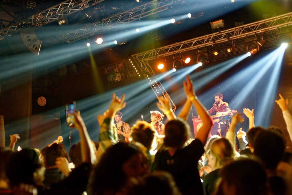 eine Menschenmenge bei einem Konzert