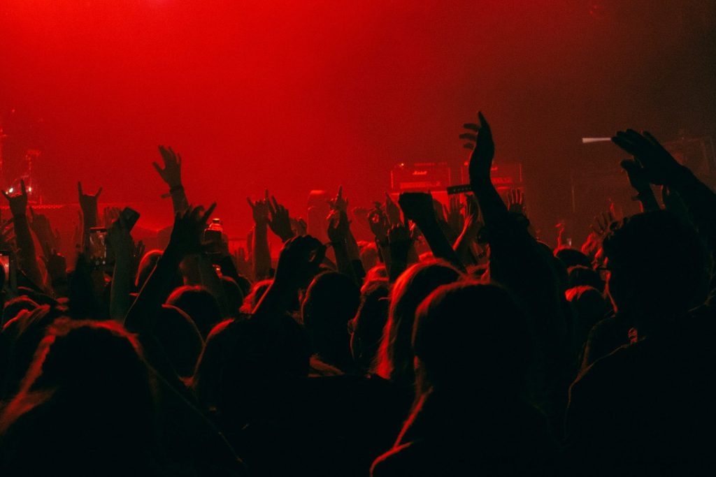 Eine Menschenmenge bei einem Konzert mit erhobenen Händen