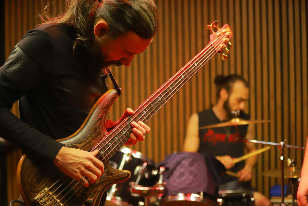 Musiker spielen Instrumente in einem Studio