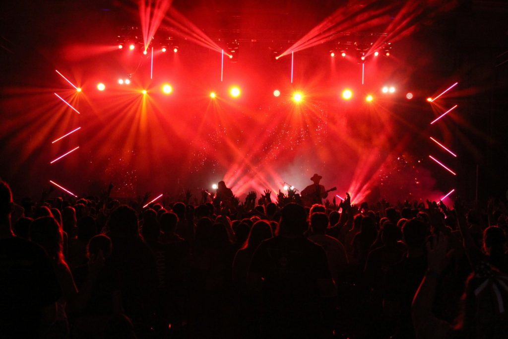 Band auf der Bühne mit roten Lichtern